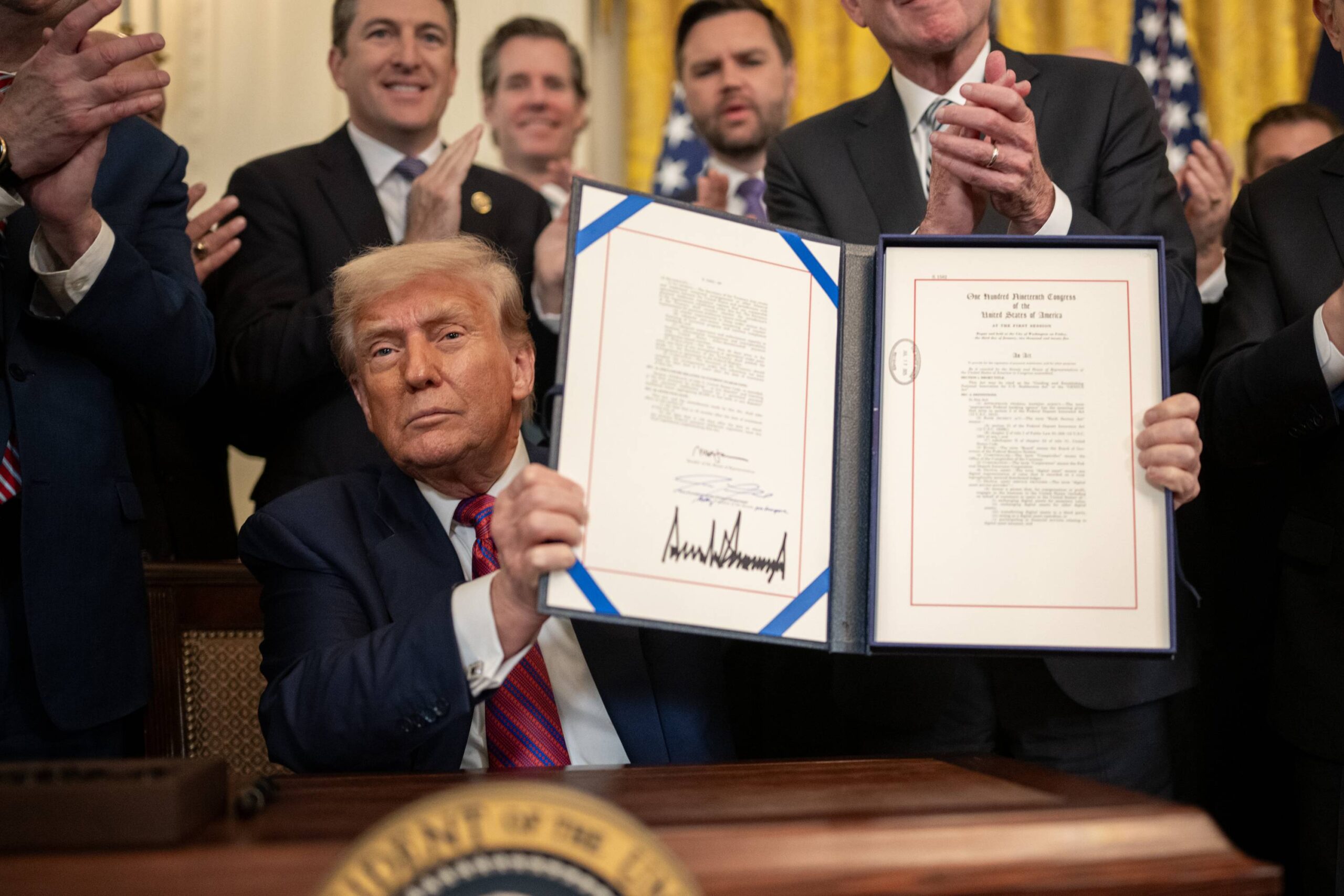 Tổng thống Trump ký GENIUS Act
